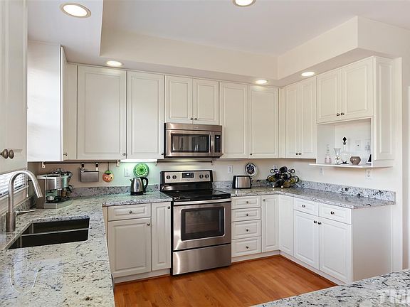 5th image of 1003 E Oak Dr