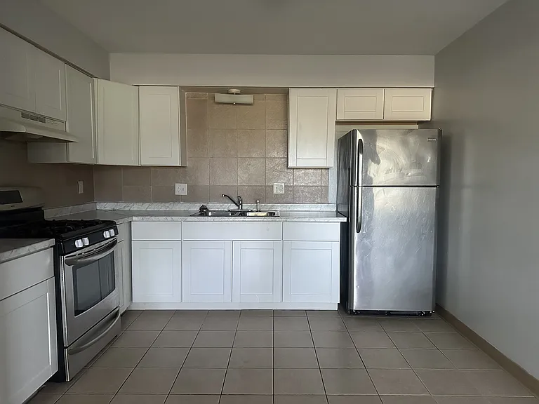 3221 Holiday Dr — Photo 6