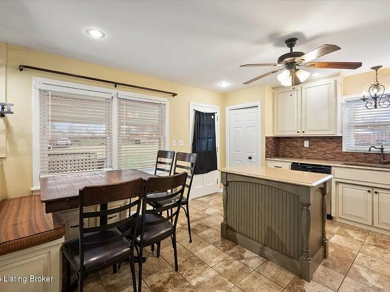 9903 Welshpool Ct — Photo 31