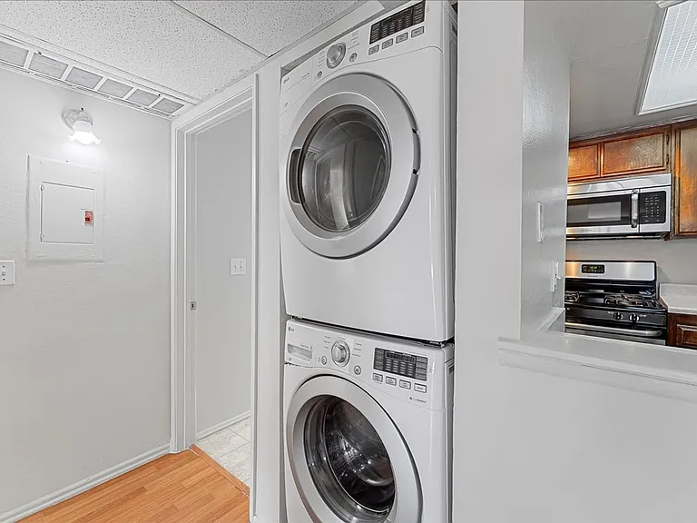 2433 Barry Ave #107 — Photo 8