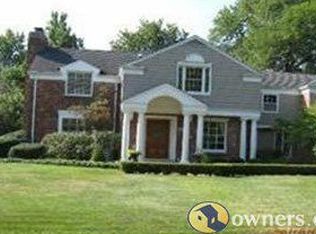 859 Sunningdale Dr, Grosse Pointe Woods, MI 48236