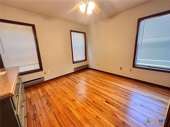 3rd image of 526B Burleson St