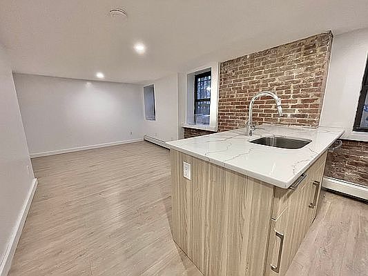 2nd image of 654 Putnam Ave #G