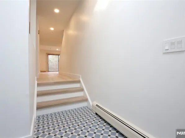 471 Tenafly Rd #9, Englewood, NJ 07631