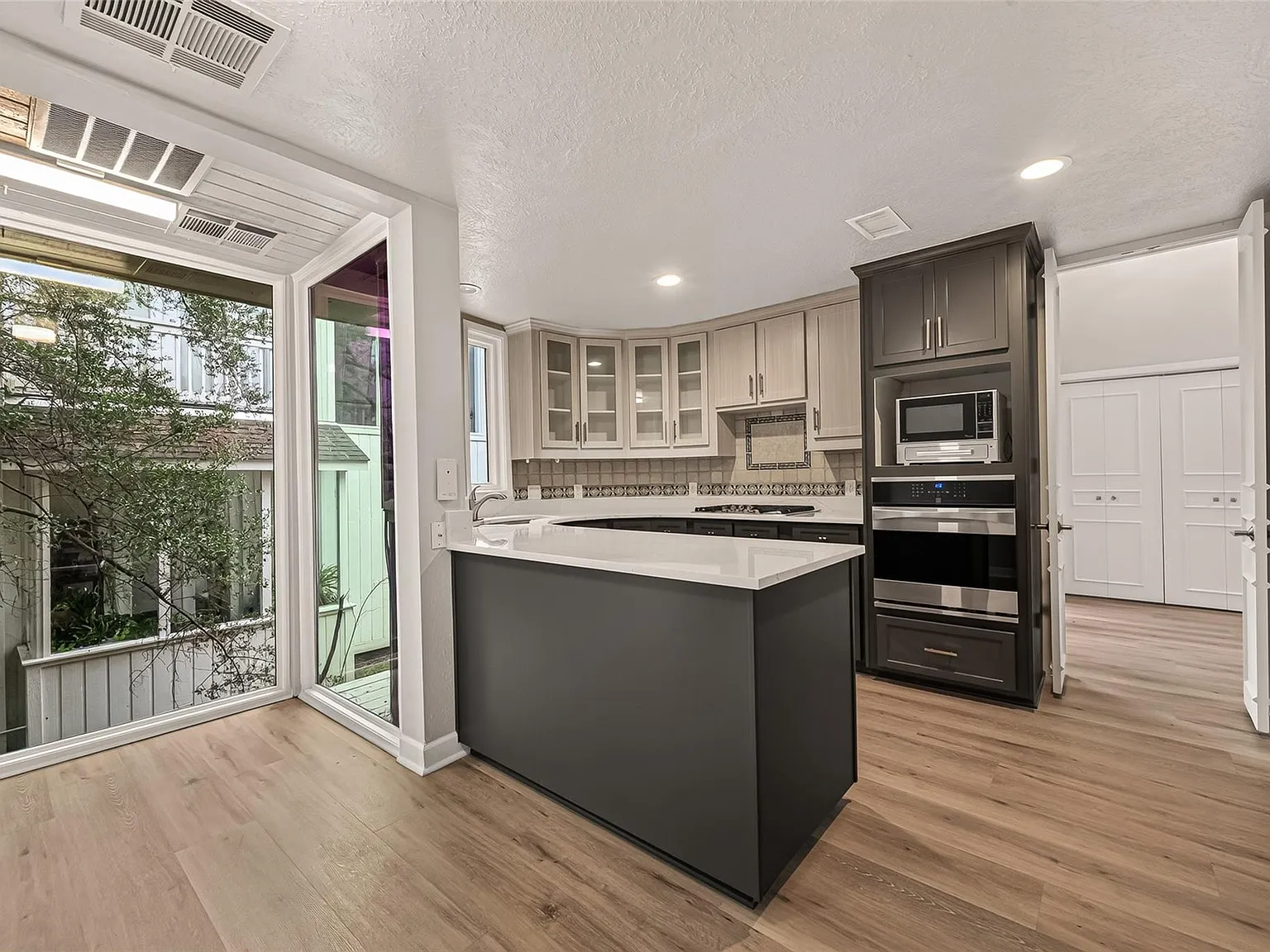 3 bed, 2.5 bath, 2932 sqft, $4,200 — Photo 1