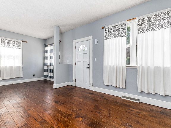 3rd image of 725 Clarke Dr