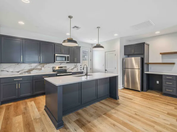 200 Live Oak St E, College Station, TX 77840