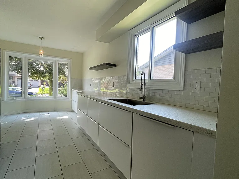 24 Rembrandt Dr — Photo 6