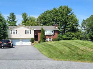 2 Mark Vincent Dr, Poughkeepsie, NY 12603