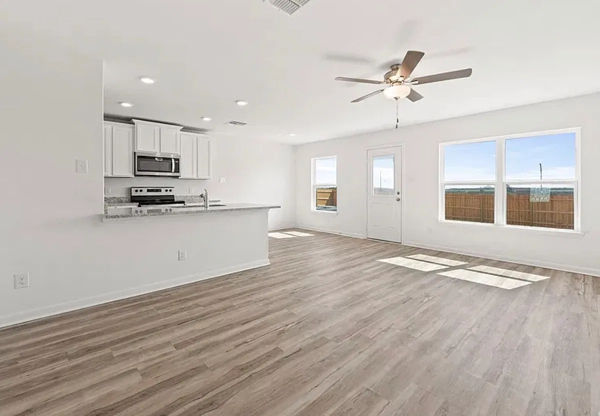 2 bed, 999 sqft, $2,000 — Photo 3