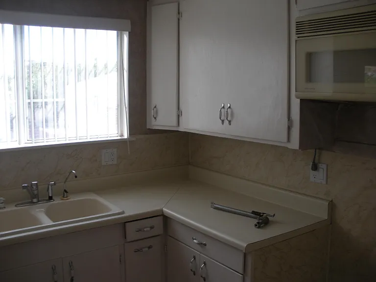 1136 Twin Oaks Ave — Photo 3