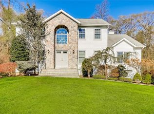 5 Plum Hill Dr, Montebello, NY 10901