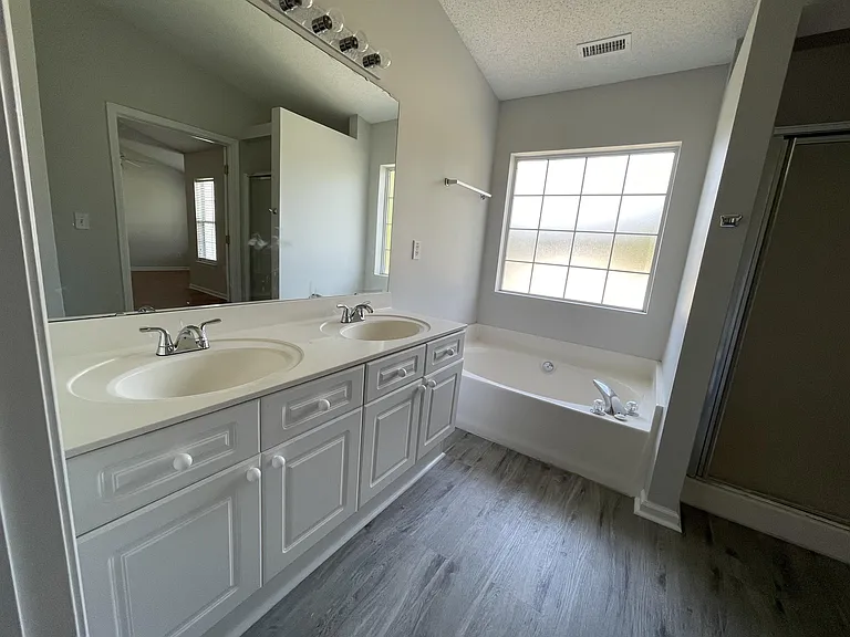 2704 Holmes Ct N — Photo 5