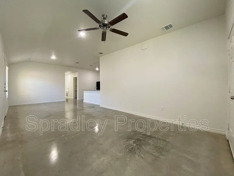 3 bed, 2.0 bath, 1300 sqft, $1,395 — Photo 2