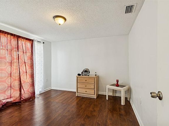 4th image of 3347 Roxbury Dr