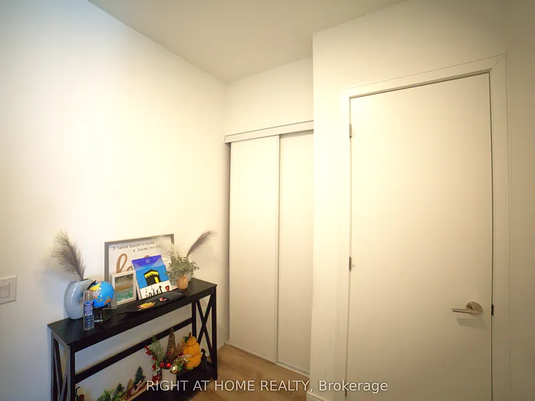 86 Dundas St E #725 — Photo 11