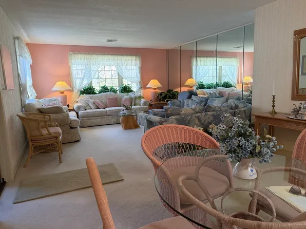 402 Country Side Rd Unit 402, Greenfield, MA 01301