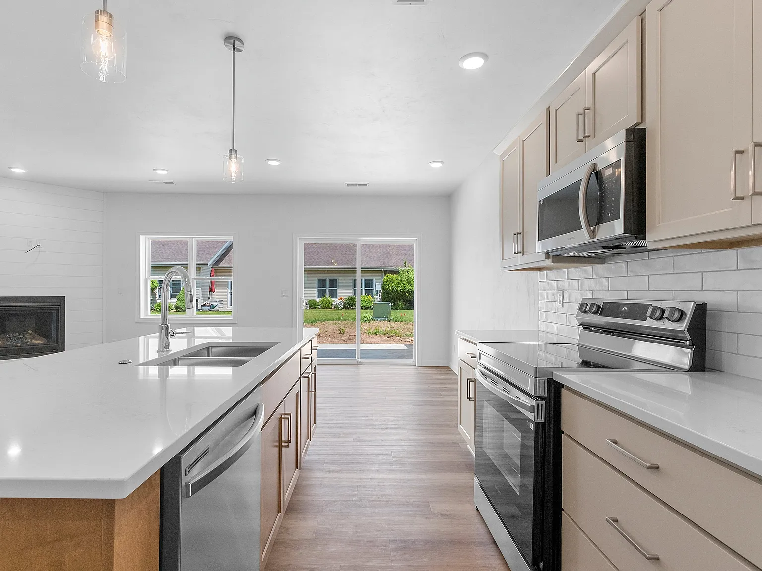 2 bed, 1400 sqft, $2,100 — Photo 2