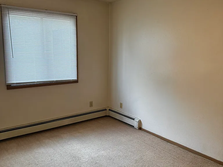 716 E Burlington St #15S — Photo 9