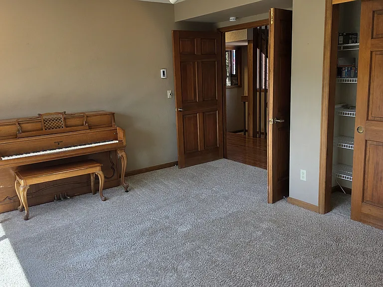 697 Northwestern Pl — Photo 15