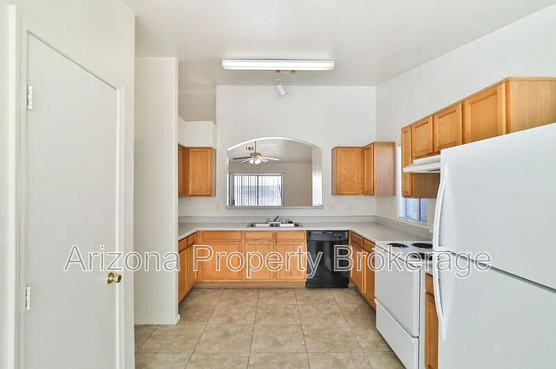 3 bed, 2.0 bath, 1340 sqft, $1,495 — Photo 2