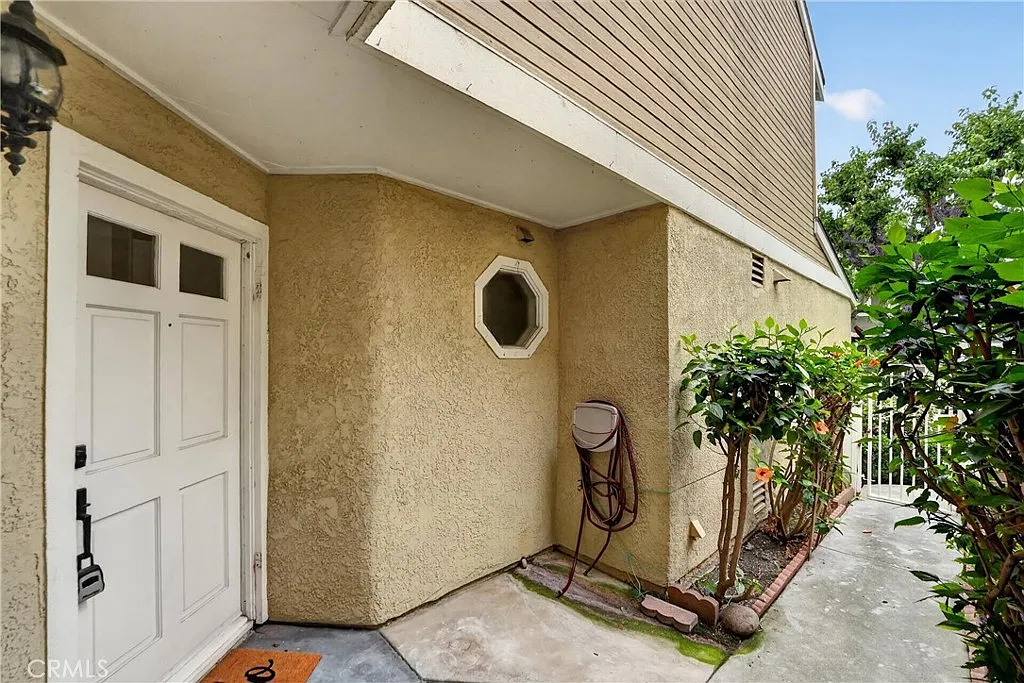 3 bed, 2.5 bath, 1300 sqft, $4,700 — Photo 4