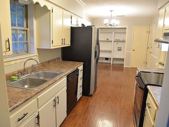 Kitchen w/ fridge and eat in