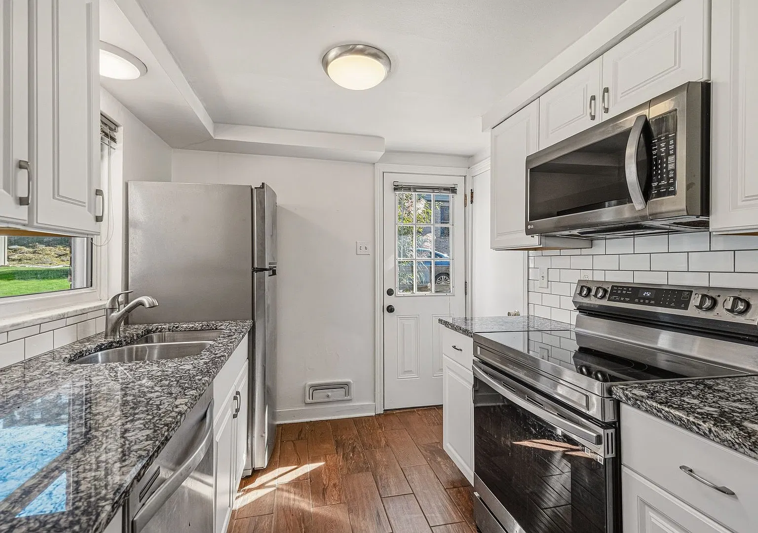 Gorgeous 2 bedroom in Mt. Washington available now! — Photo 1