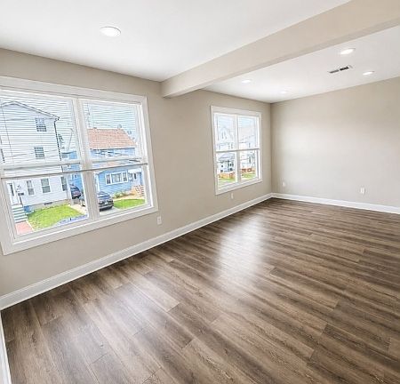 3rd image of 923 Kenneth Ave
