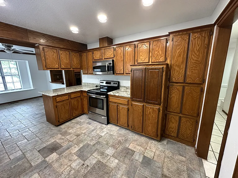 11832 SW 4th St — Photo 5