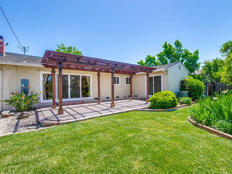 1084 Bluebird Ave — Photo 29