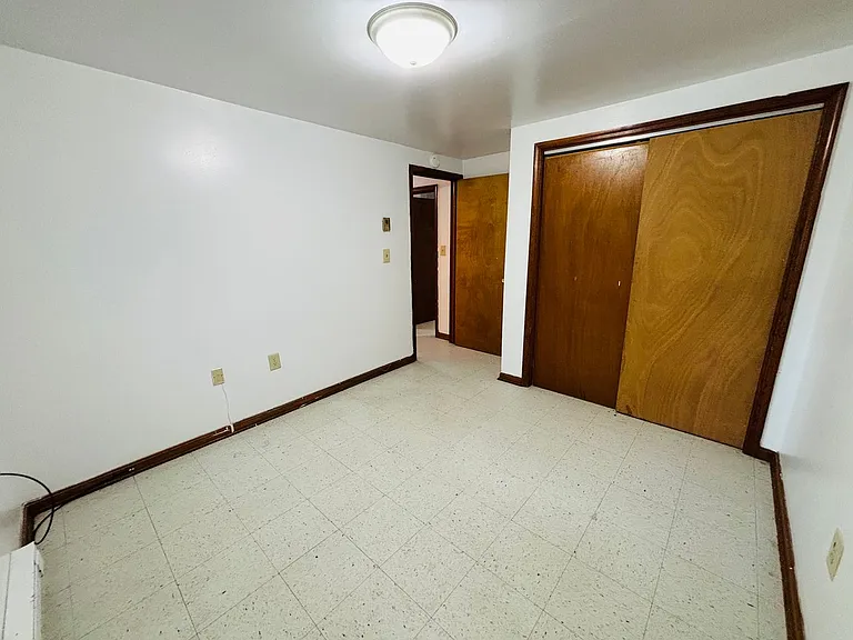 2 Bedroom, 1 Bath Apartments — Photo 9