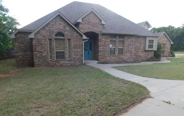 1st image of 825 Liveoak Ln