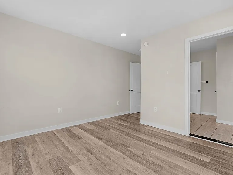 517 E 27th St — Photo 14