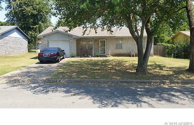 1st image of 1109 S Oak St
