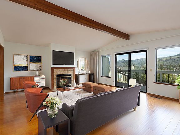 Living room; spacious, airy