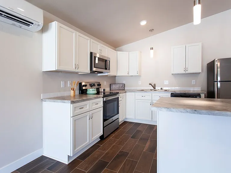 Lakeside Apartments — Photo 42