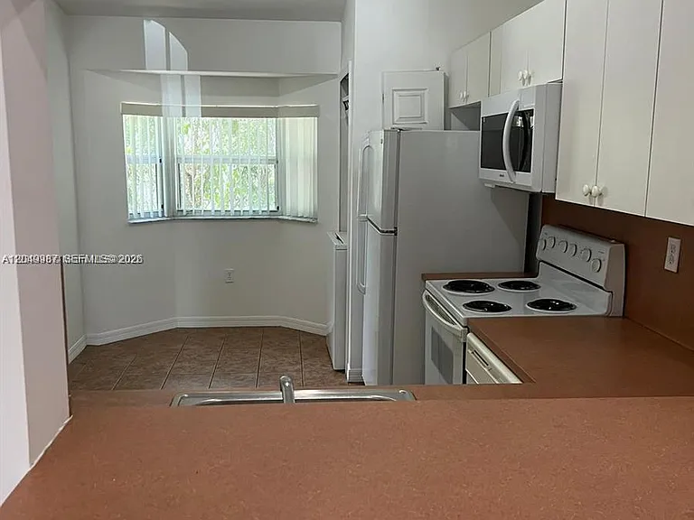 2911 SE 13th Rd #204-40 — Photo 5