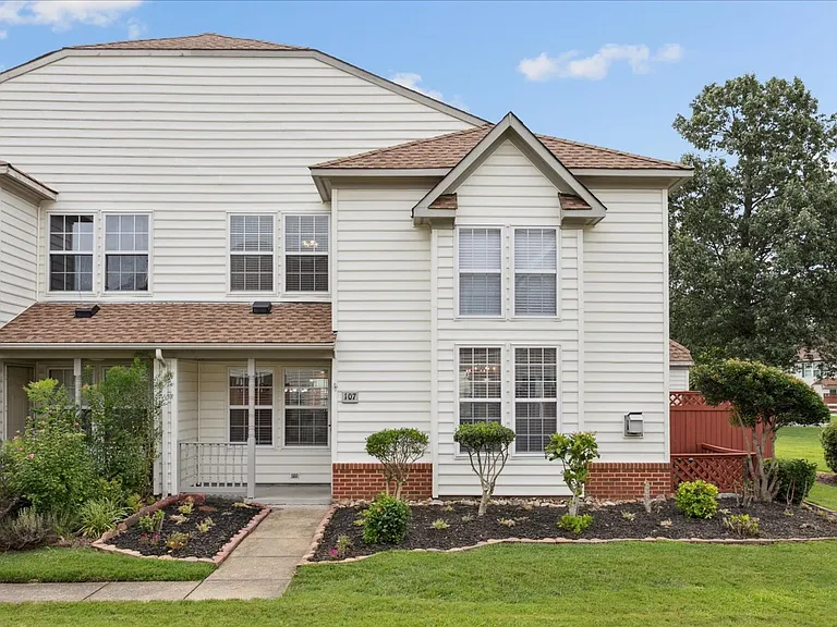 107 Post Oak Rd — Photo 1