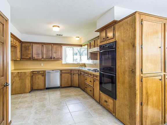Large kitchen, updated tile flooring and new appl,