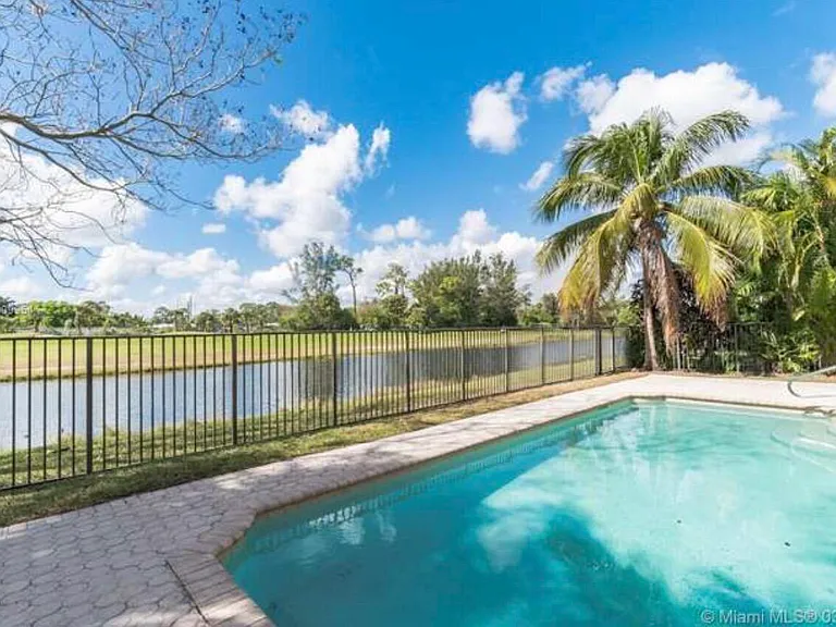 1831 Waldorf Dr — Photo 4