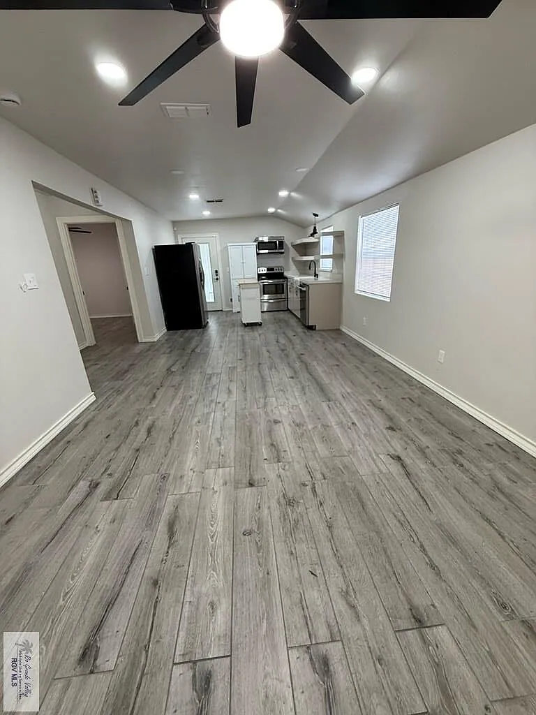 2 bed, 1.0 bath, 780 sqft, $1,300 — Photo 2