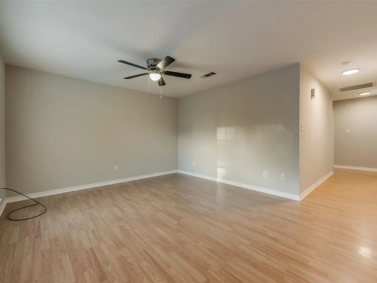 609 Houston St — Photo 6