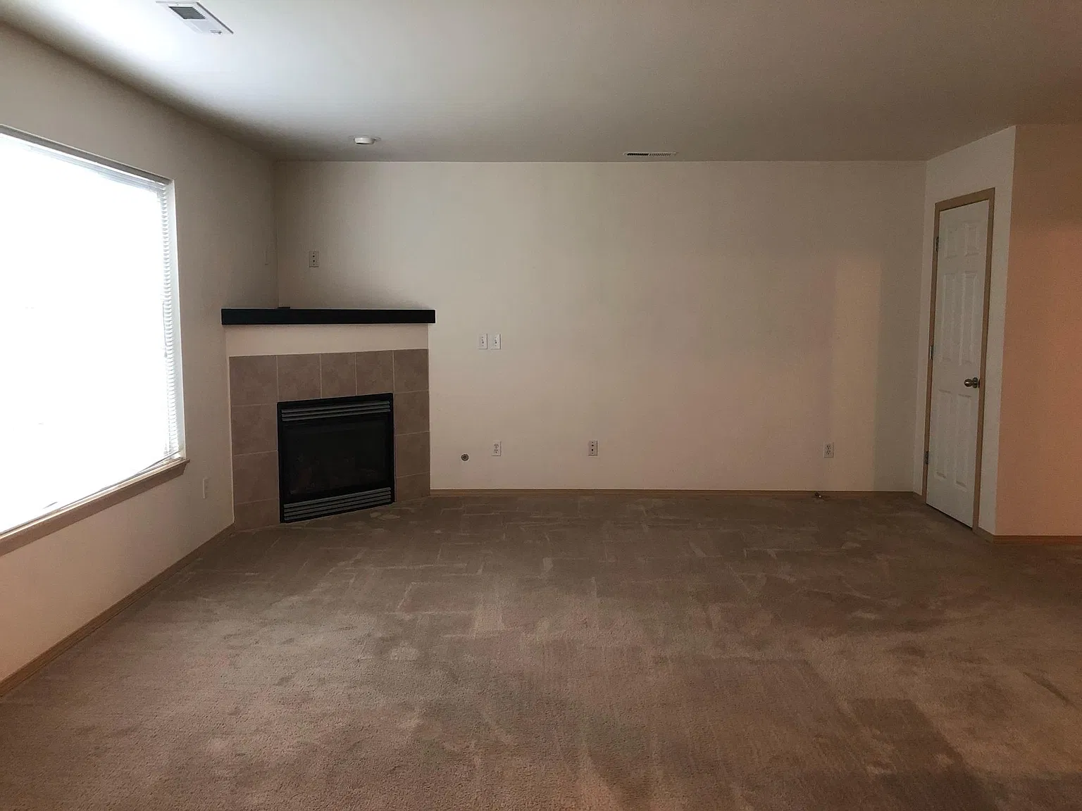 3 bed, 2.5 bath, 1760 sqft, $2,700 — Photo 4