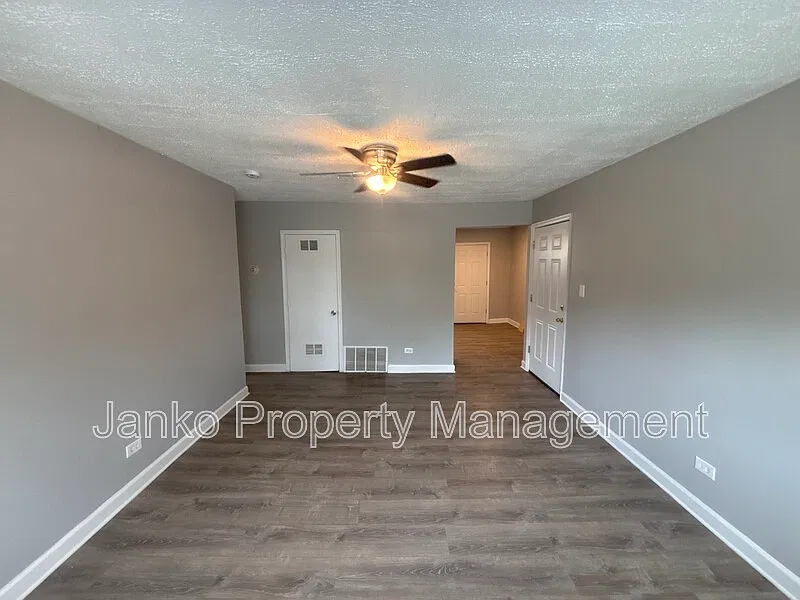 2 bed, 1.0 bath, $1,350 — Photo 2