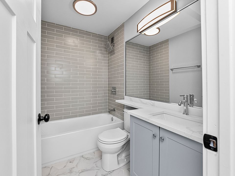 1st image of 1225 N La Salle Dr #2G