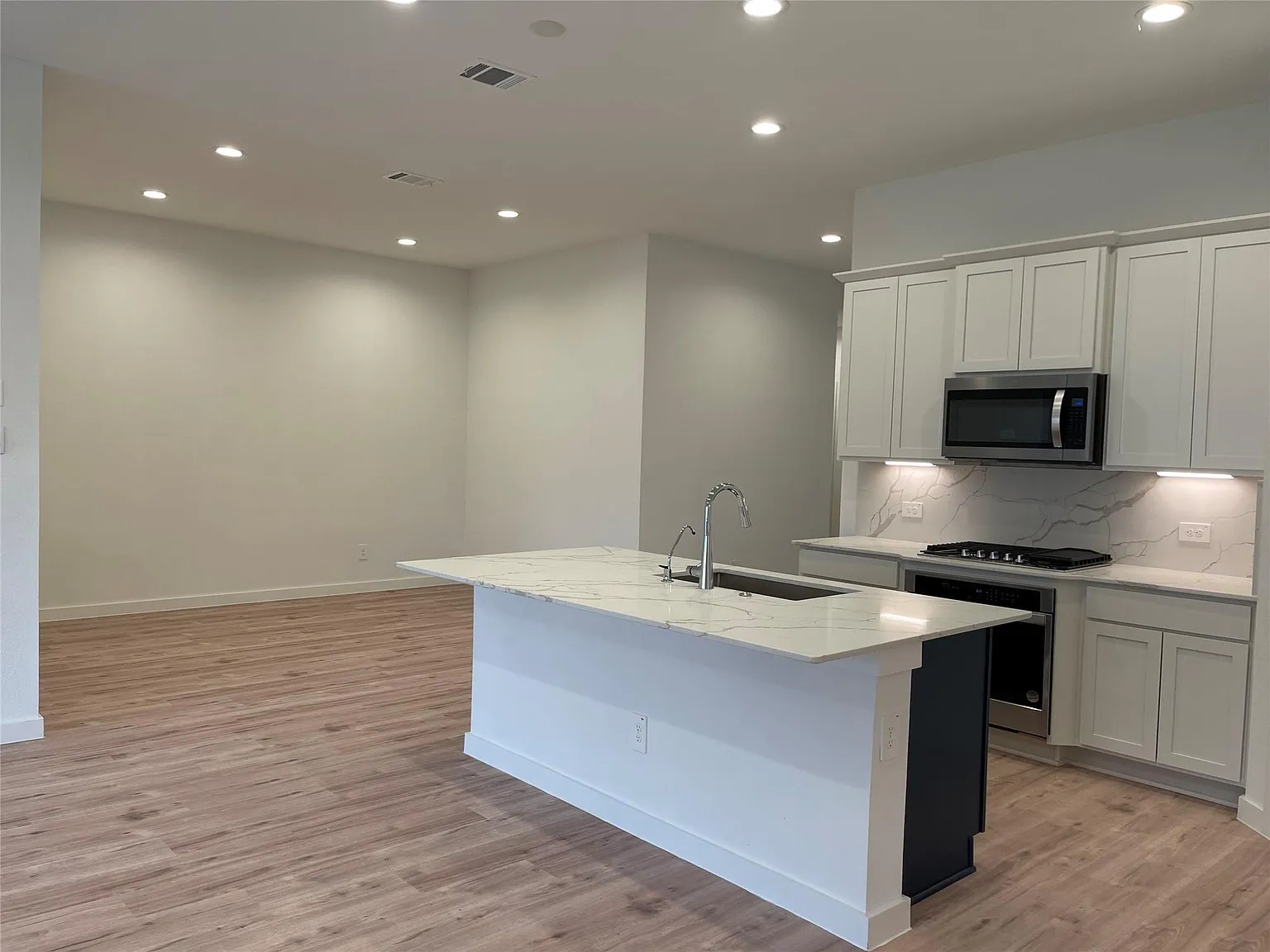 4 bed, 3.0 bath, 2054 sqft, $2,600 — Photo 4