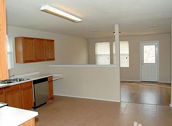 4th image of 1013 Willow Tree Dr