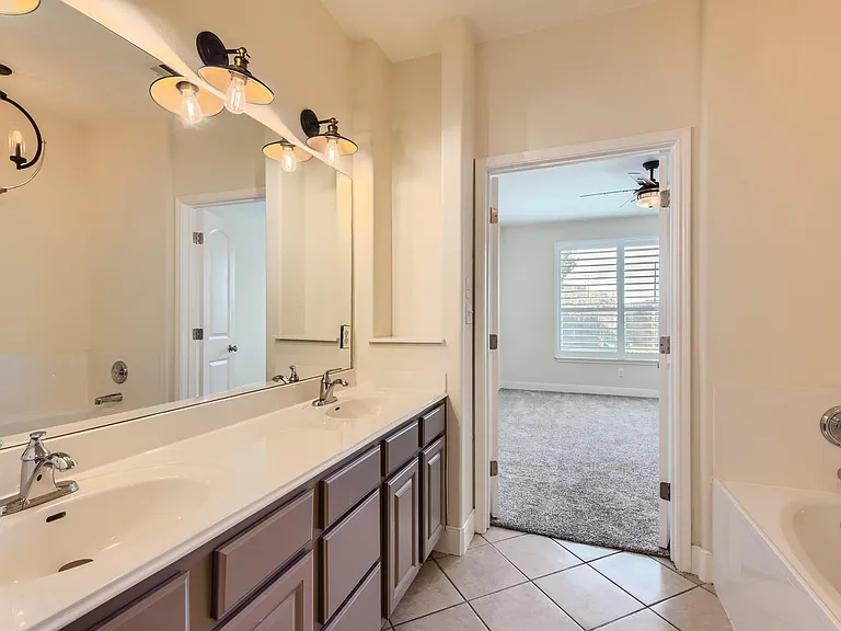 2210 Onion Creek Pkwy #402 — Photo 15