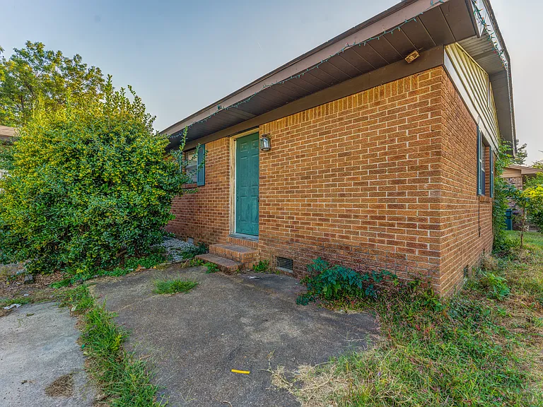 121 E Pecan St — Photo 28
